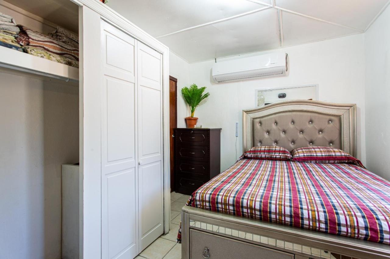 Moonlight Cottage East End Village Esterno foto