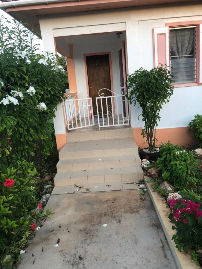 Moonlight Cottage East End Village Esterno foto